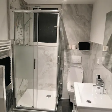 Schoene Am Bahnhof Апартаменты Шверте